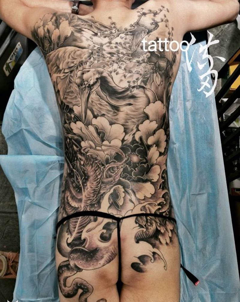 鹤纹身图片_背部新传统纹身图案