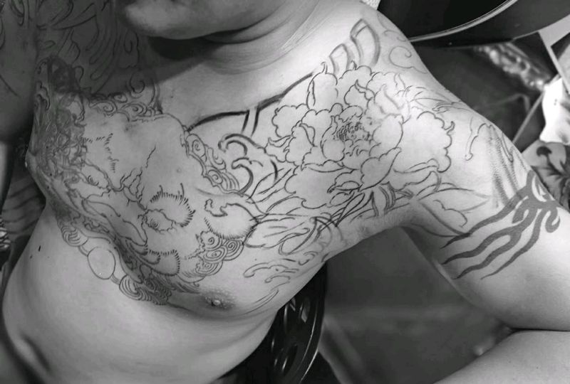 唐狮花胸割线纹身图片_胸部纹身图案