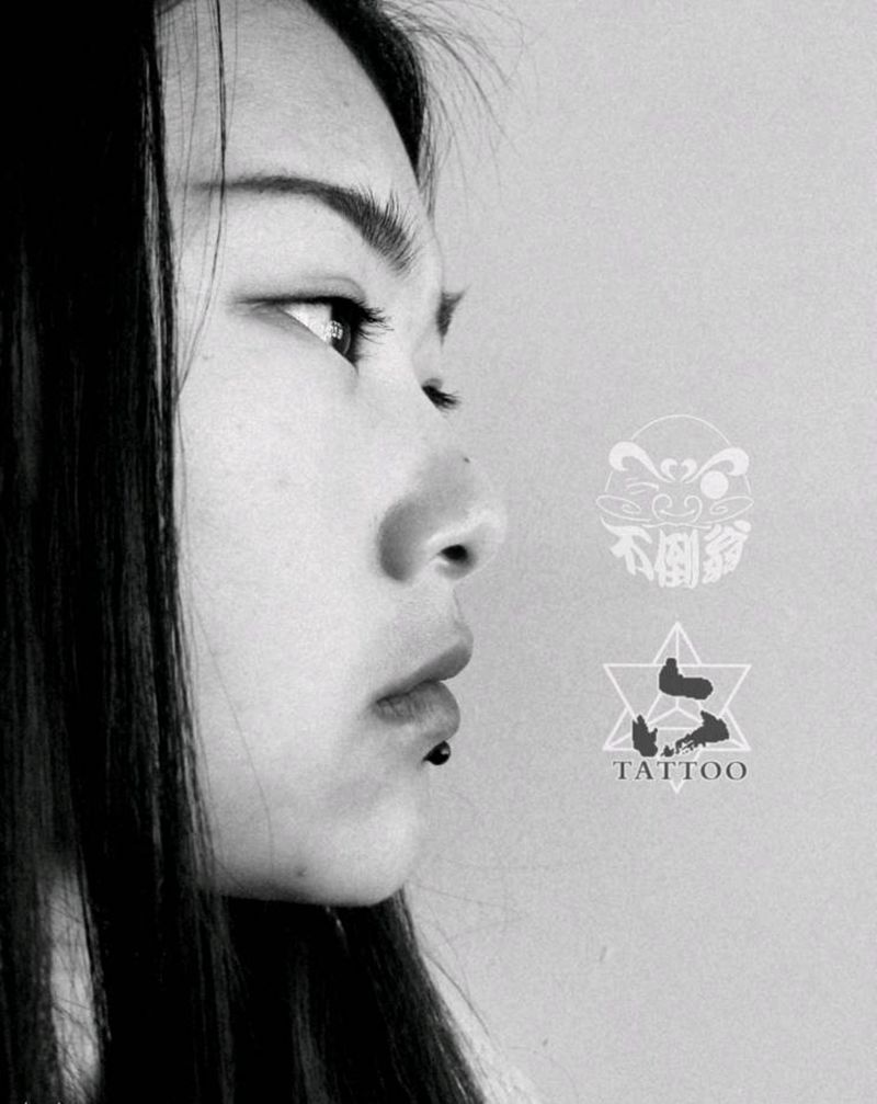 唇钉纹身图片_成品纹身图案