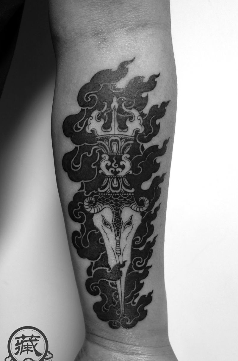 黑色火焰金刚橛纹身图片_手臂图腾西藏纹身图案