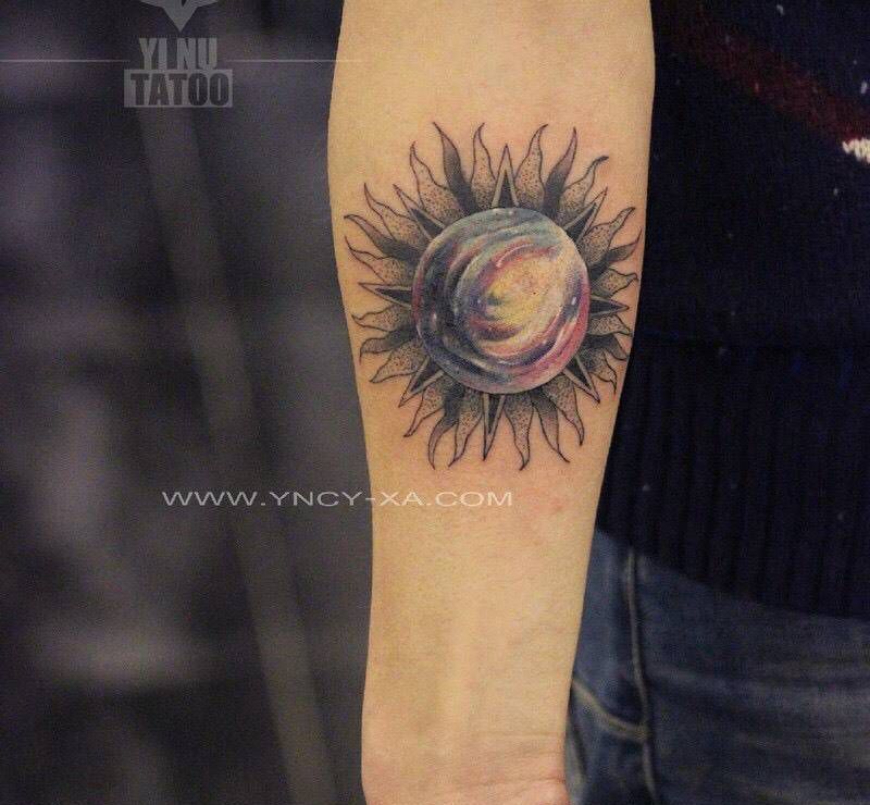 原创星空太阳纹身图片_成品手臂艺奴刺域星空图案纹身图案