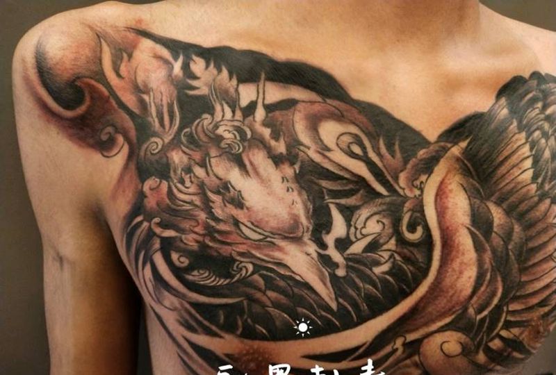 凤凰纹身图片_胸部纹身图案