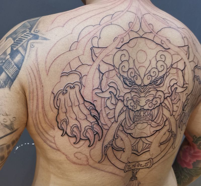 半背狮子纹身图片_背部新传统狮子半背纹身图案