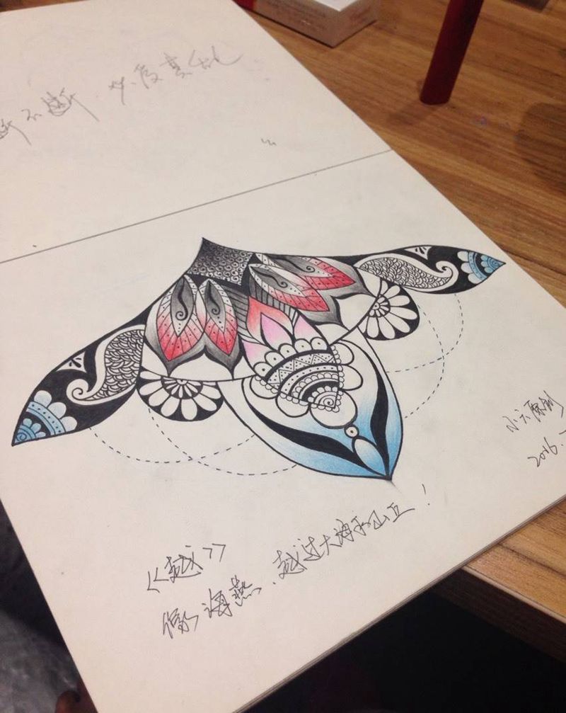 越纹身图片_手稿胸部纹身图案