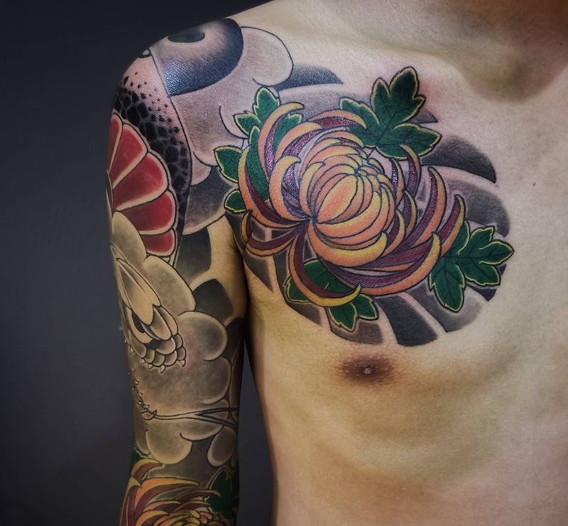 蛇 菊花 七分袖纹身图片_手臂老传统蛇菊花七分袖纹身图案