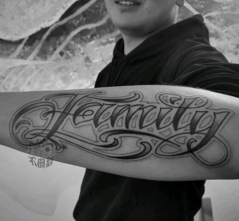 奇卡诺家庭纹身图片_花体字纹身图案