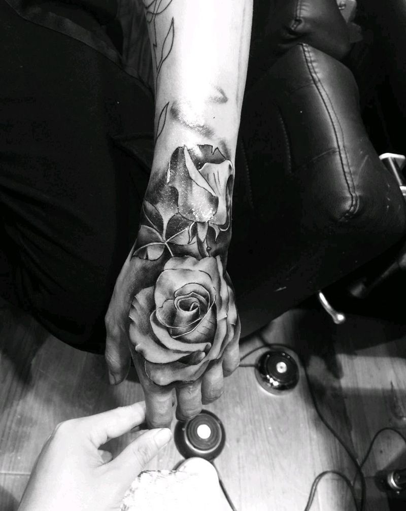 玫瑰纹身图片_手部欧美静物成品纹身图案
