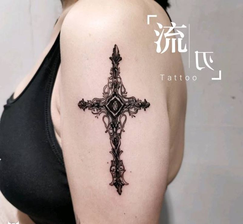十字架纹身图片_肩部点刺纹身图案