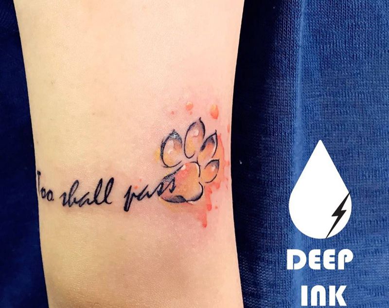 爪印和字母纹身图片