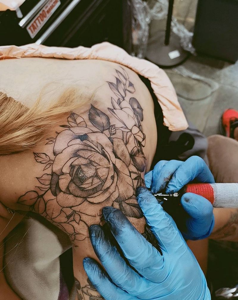 素花纹身图片_肩部背部点刺纹身图案