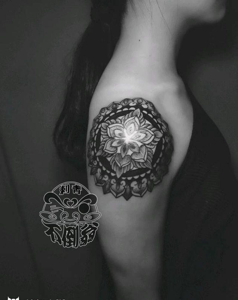 曼陀罗肩花纹身图片