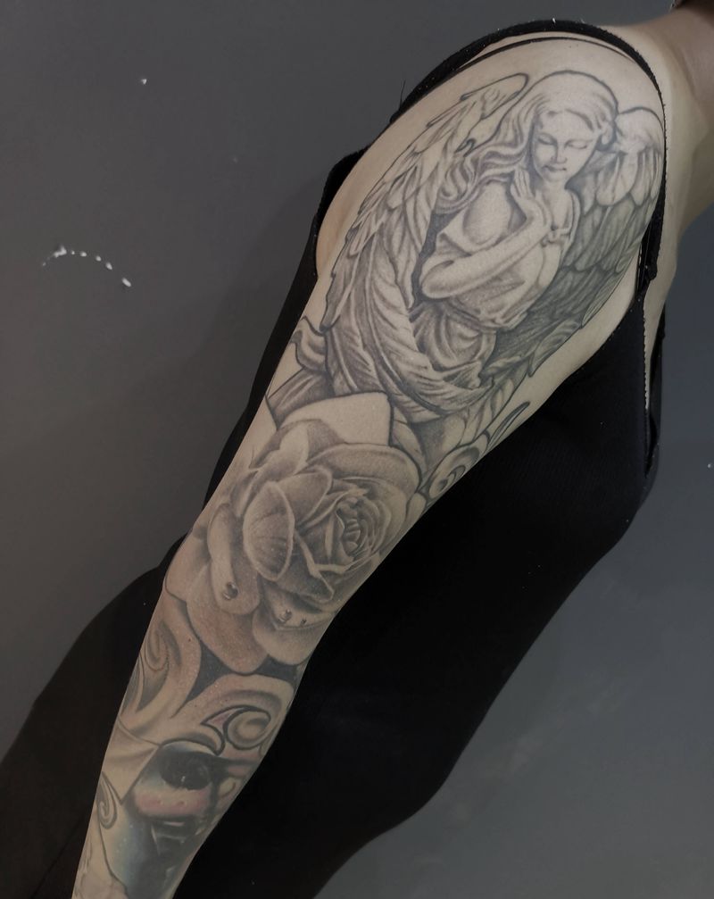 两年前做的花臂纹身图片_手臂欧美写实天使玫瑰纹身图案