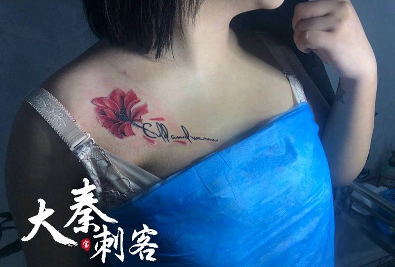 花花纹身图片_胸部纹身图案