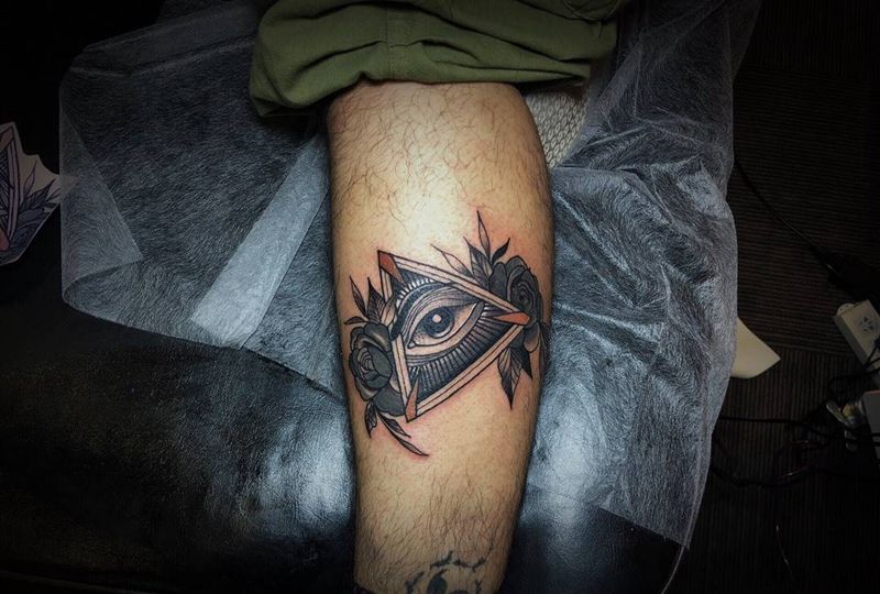 上帝之眼纹身图片_腿部Old School纹身图案