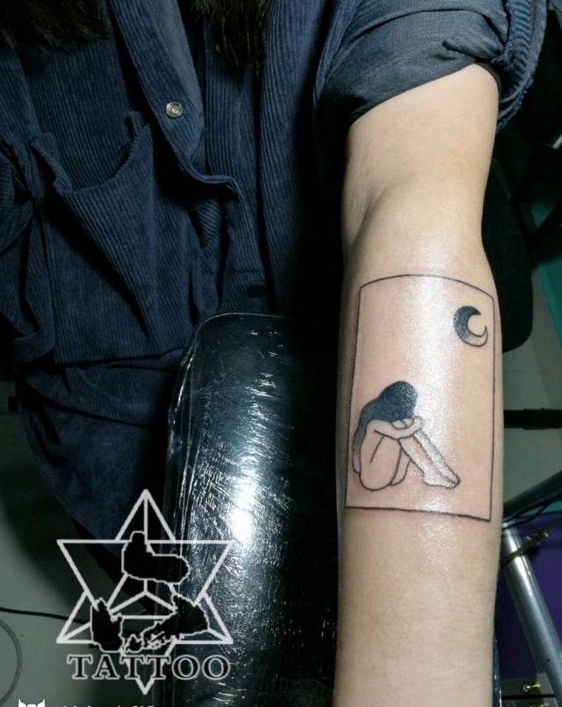 孤独的女孩纹身图片_手臂清新大理六刺青成品纹身图案