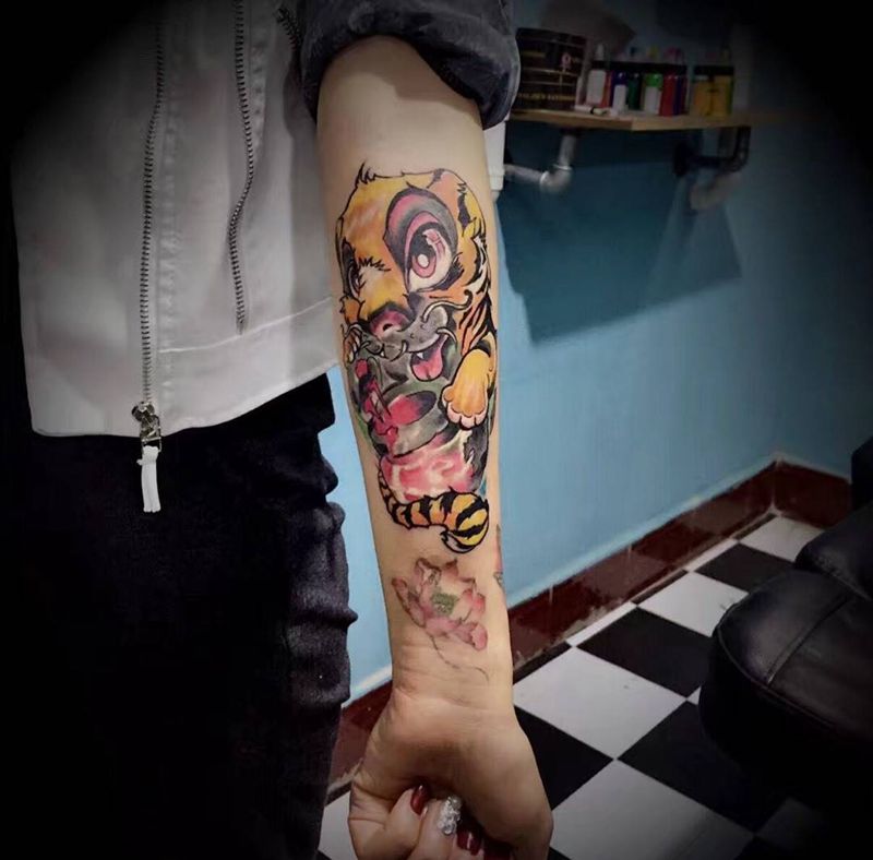 萌萌虎纹身图片_成品手部动物纹身图案