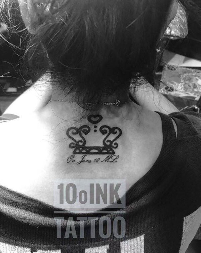 王冠小字母纹身图片