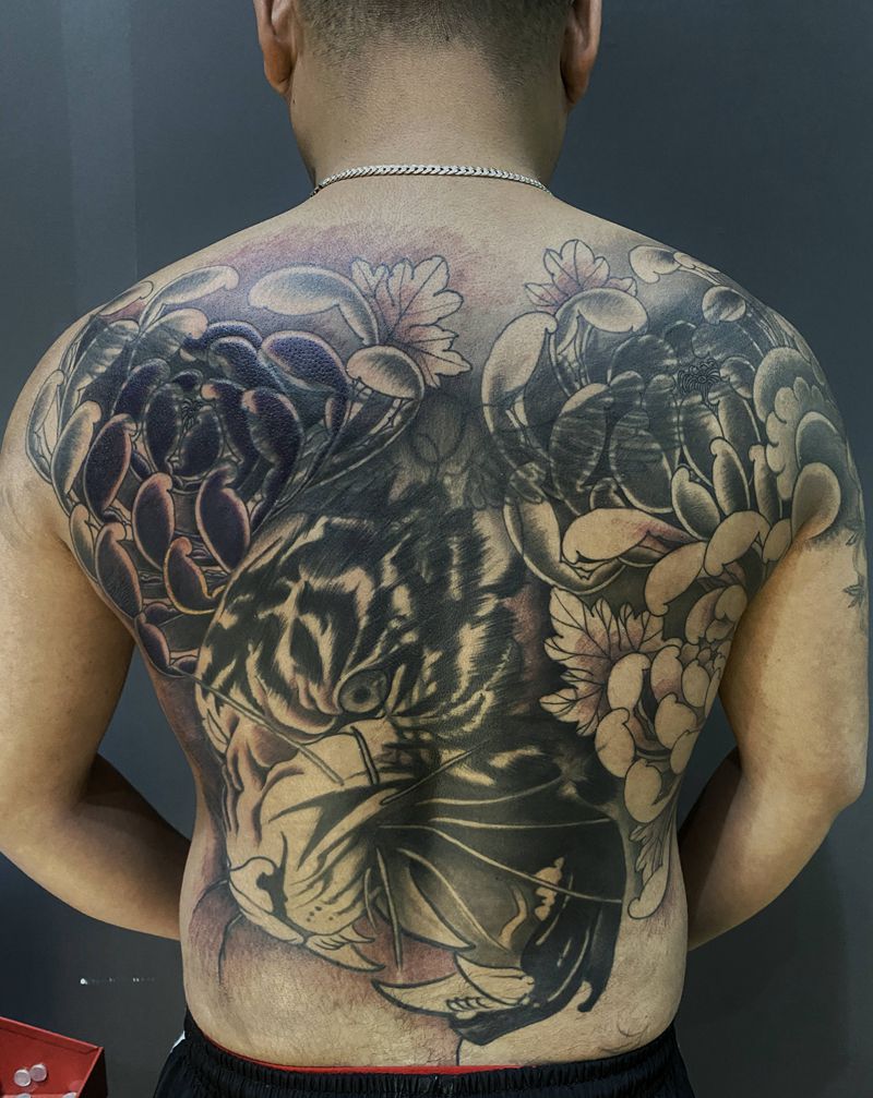 遮盖满背虎纹身图片_背部新传统满背虎纹身图案