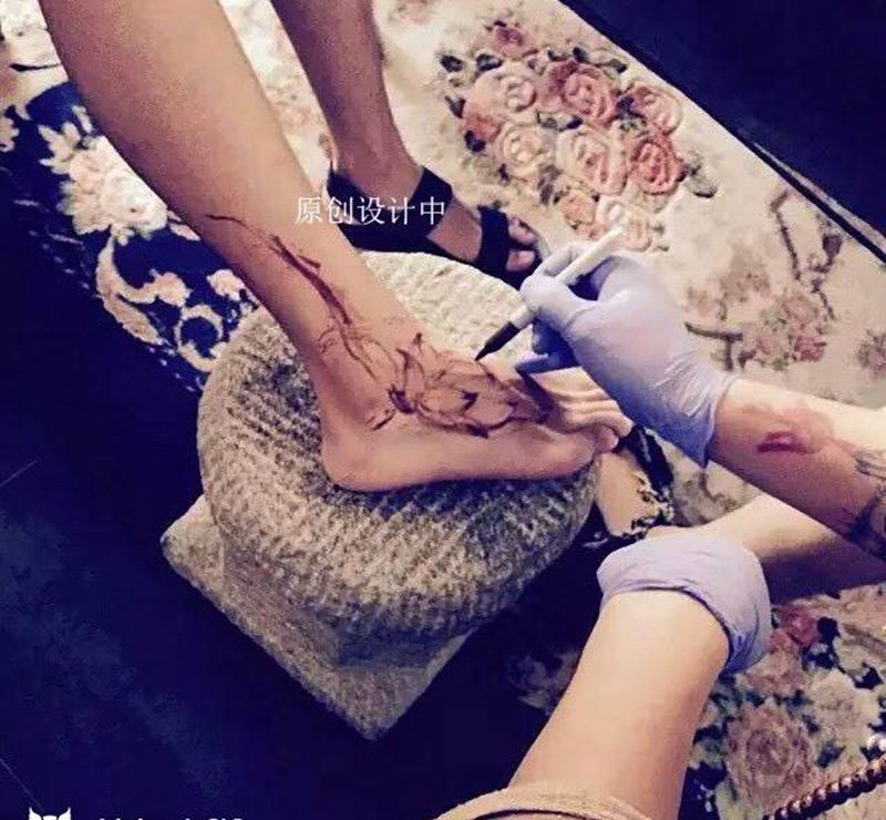 原创中国风莲花纹身图片_成品脚部传统国画原创艺奴刺域纹身图案