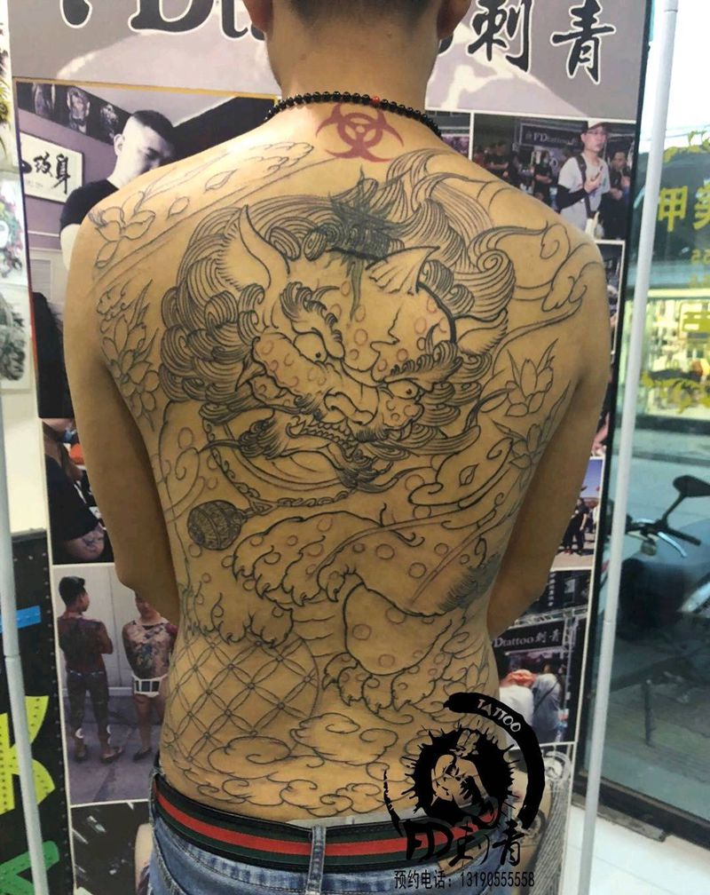 唐狮满背纹身图片_背部传统动物纹身图案