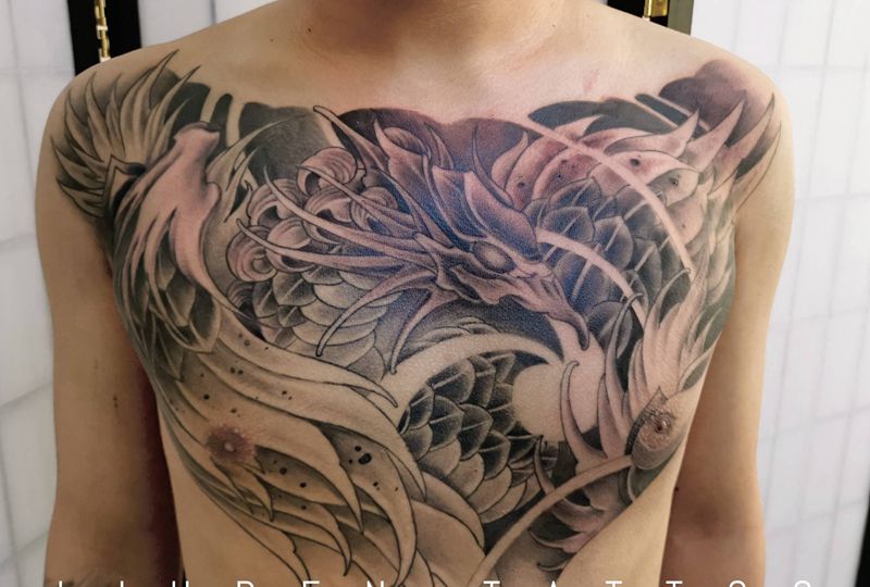 凤凰花胸纹身图片_胸部新传统纹身图案