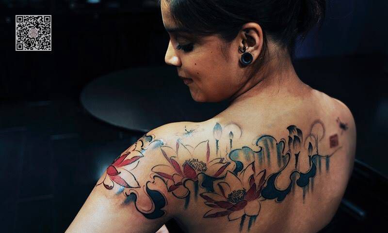 莲花纹身图片_肩部水彩莲花纹身图案