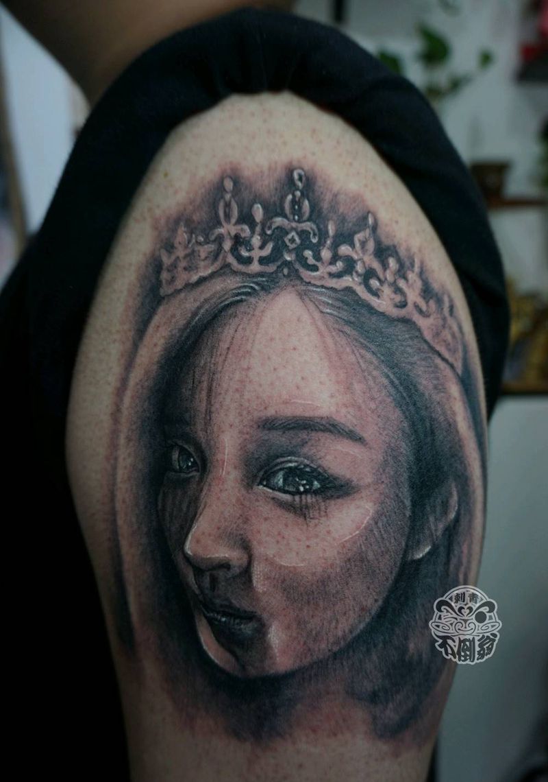 肖像写实纹身图片_手臂欧美写实人物皇冠纹身图案