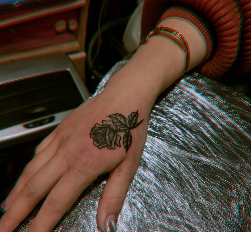 玫瑰纹身图片_手部清新植物成品纹身图案