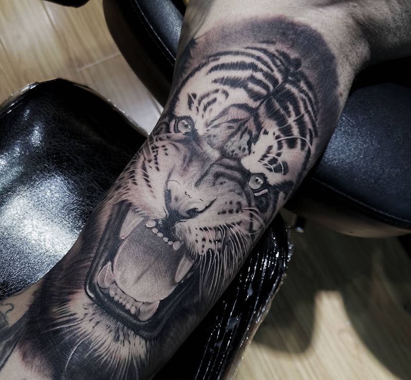 虎纹身图片_欧美写实虎老虎纹身图案