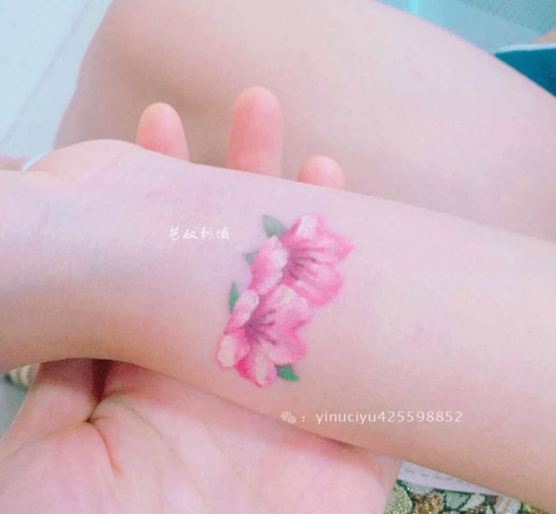 原创樱花遮盖疤痕纹身图片_成品手部清新原创花艺奴刺域纹身图案