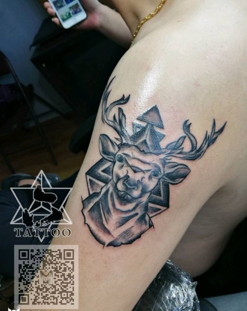 小鹿纹身图片_肩部欧美大理六刺青成品纹身图案