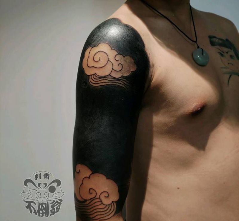 黑臂祥云纹身图片_黑臂纹身图案