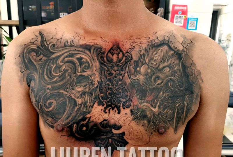 花胸暴力遮盖纹身图片_胸部欧美写实纹身图案