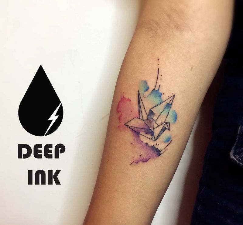 水彩千纸鹤纹身图片_成品手臂手部清新几何静物纹身图案