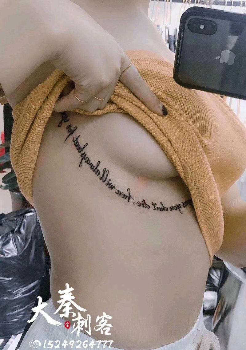 英文花体纹身图片_胸部腹部纹身图案