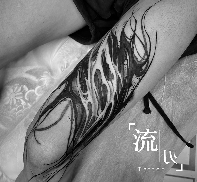 大理 暗黑花体纹身图片_腿部暗黑纹身图案