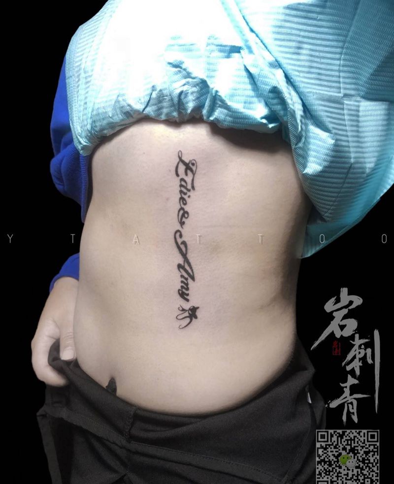 字母纹身图片_腰部花体字纹身图案