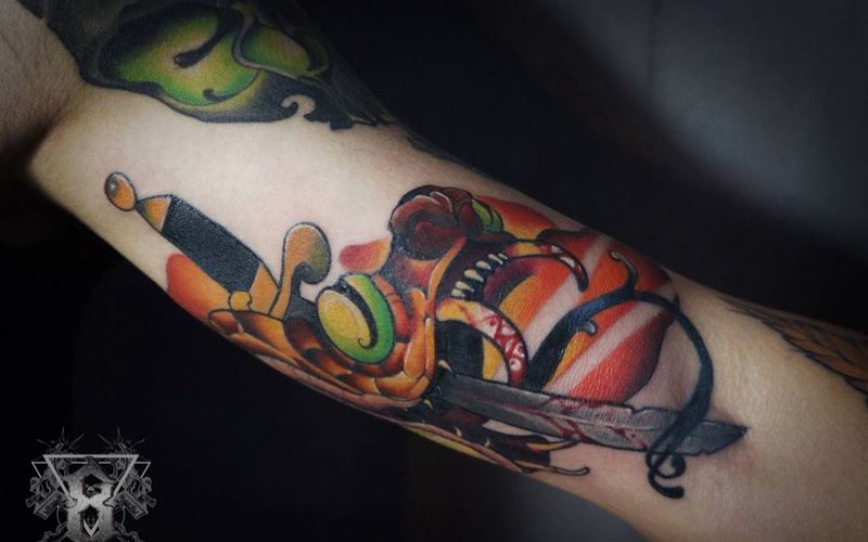 蛇纹身图片_手部手臂New School蛇匕首纹身图案