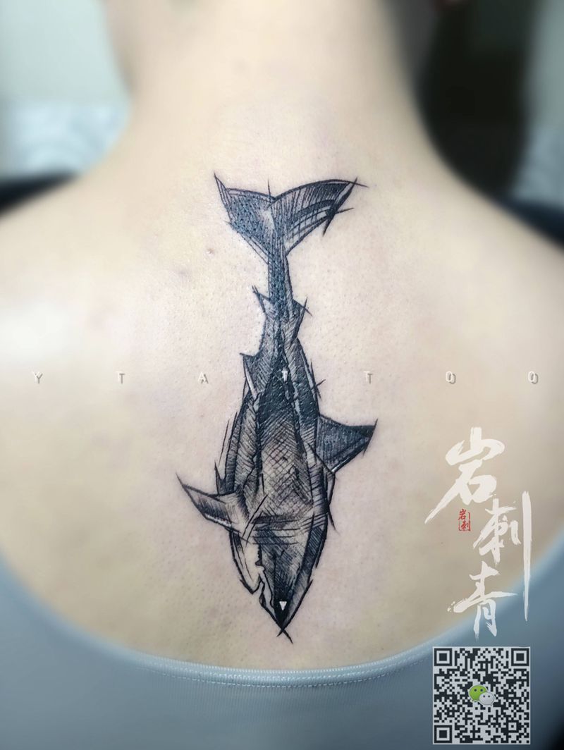 鲨鱼纹身图片_成品背部清新欧美几何动物纹身图案