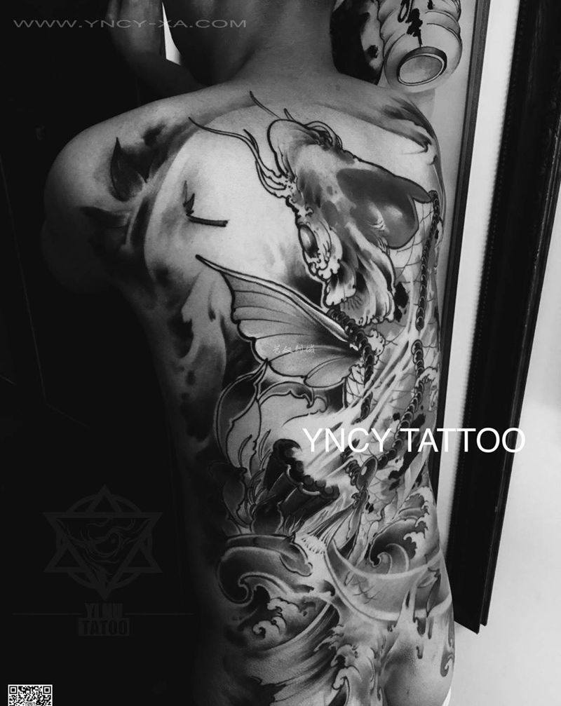 和尚老师原创-富贵的锦鲤鱼儿[愉快]黑白照片也来一波[呲牙]纹身图片_成品艺奴刺域原创动物传统背部纹身图案