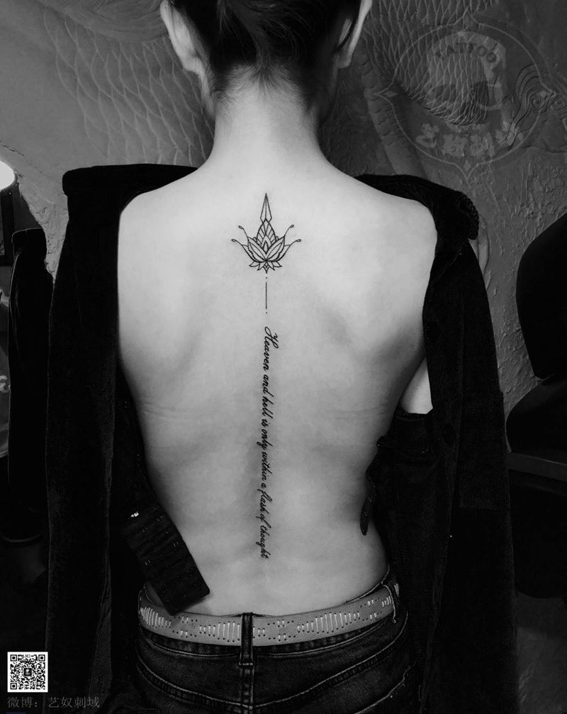 脊椎性感纹身纹身图片_成品背部清新字符字母艺奴刺域纹身图案