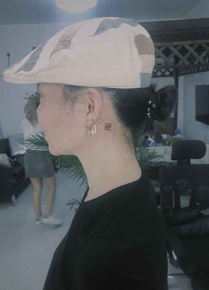 卍纹身图片_颈部纹身图案