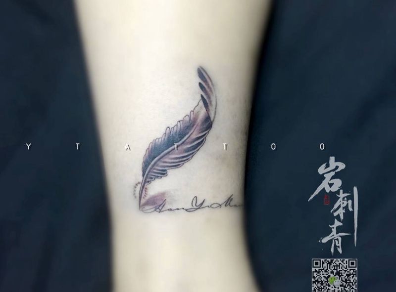 羽毛字母纹身图片_成品腿部清新静物纹身图案