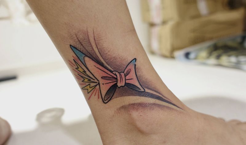 new school 蝴蝶结纹身图片_腿部New School蝴蝶结纹身图案