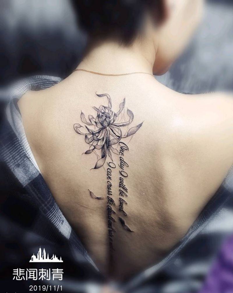 字母纹身图片_背部纹身图案