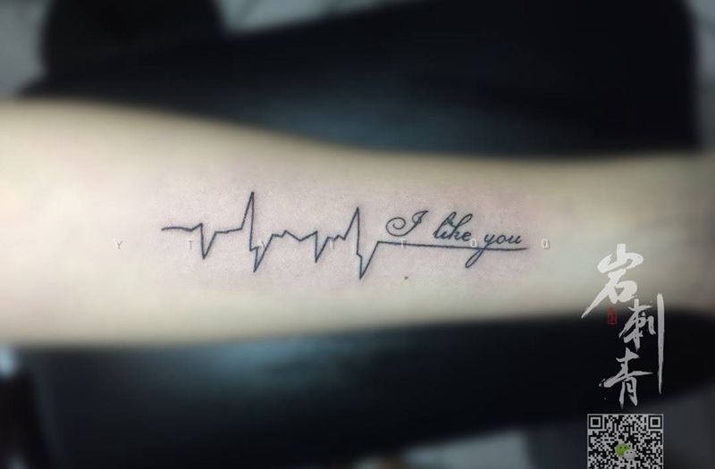 心电图字母纹身图片_成品手臂清新字符几何纹身图案