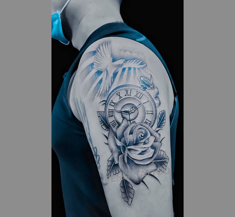 钟表纹身图片_手臂欧美写实纹身图案