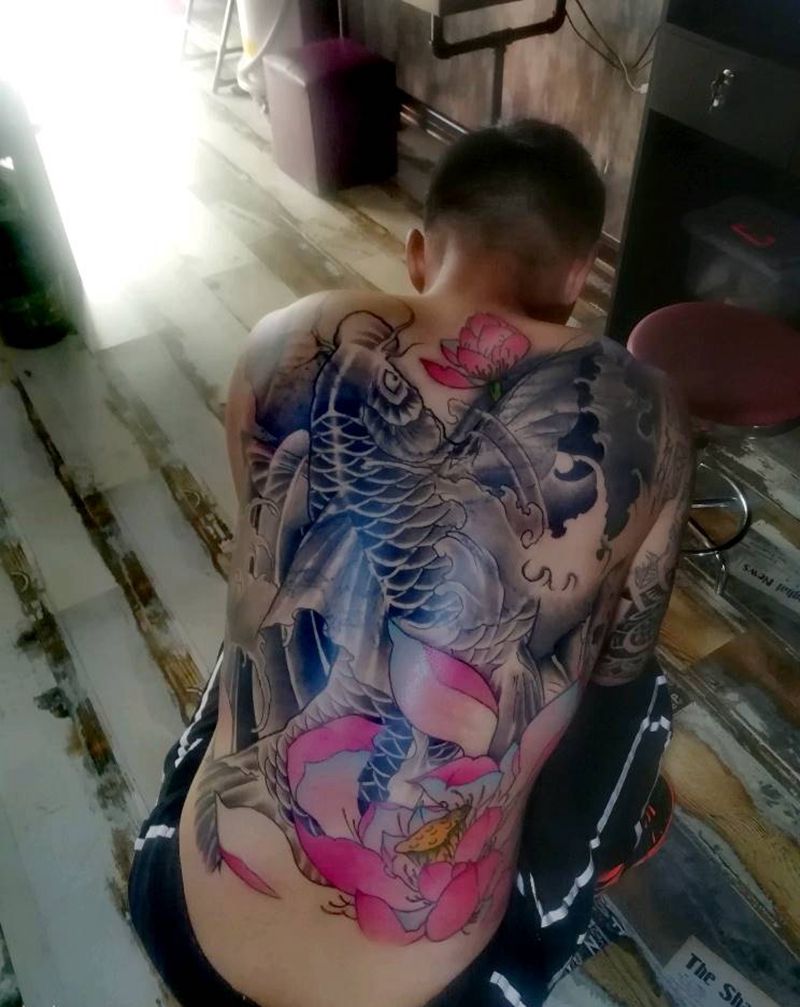 大鱼纹身图片_背部纹身图案