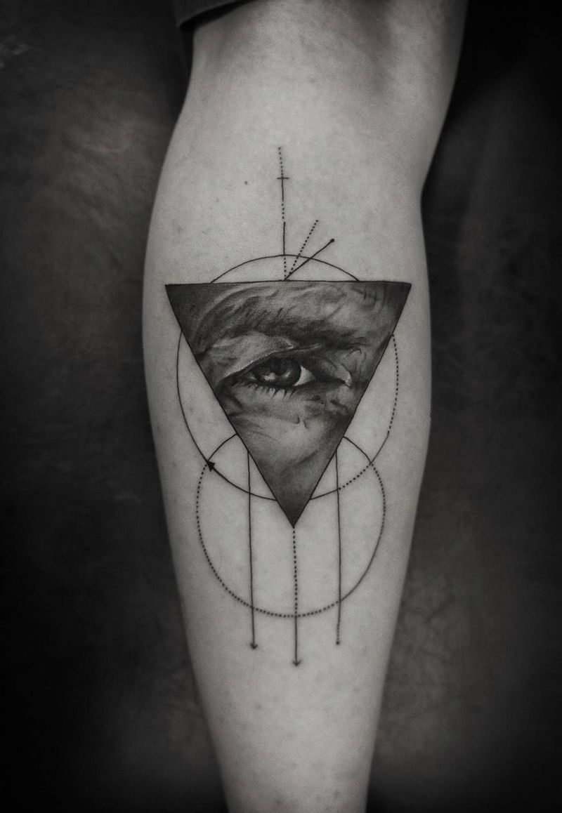 三角眼纹身图片_成品腿部欧美人物几何图腾肖像纹身图案