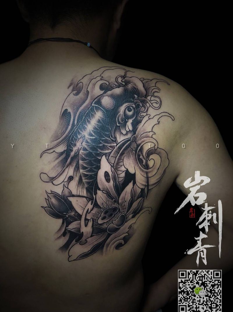 莲花锦鲤。纹身图片_成品背部传统动物纹身图案